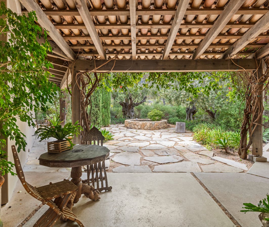 Using Feng Shui Symbols and Decorations in a Gazebo